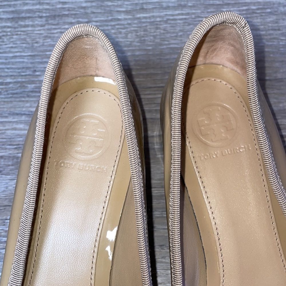 Tory Burch Chelsea Nude Tan Patent Leather Women’s Size 8M Bow Charm Heeled Pump - Picture 13 of 13